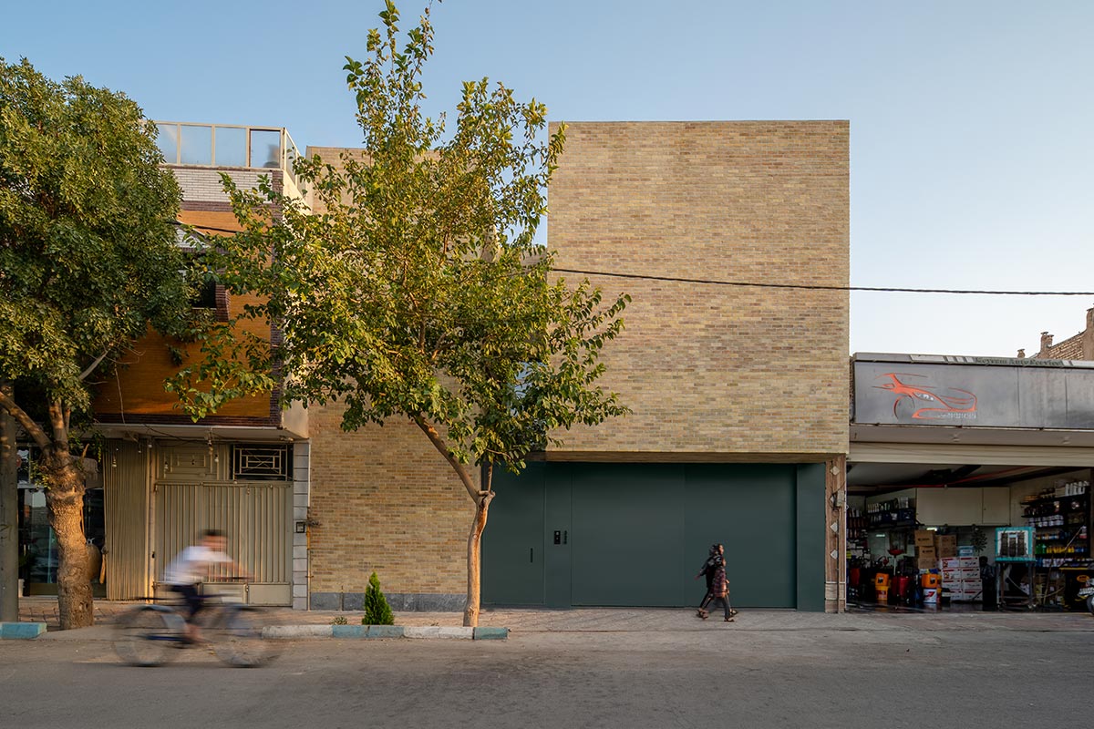 رتبه اول: خانه هم‌سنگ، دولت آباد، اصفهان، گلچین استودیو‏،  نوید گلچین