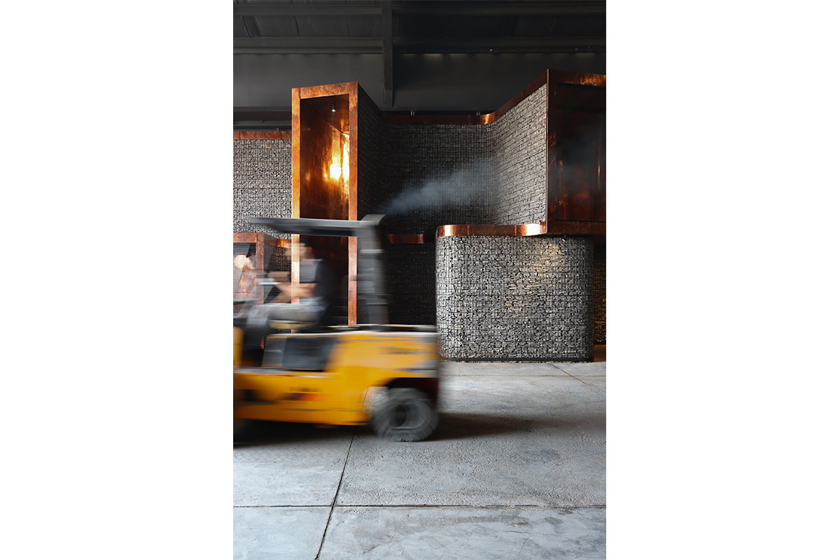 رتبه سوم: در دیوار، اصفهان منطقه صنعتی محمودآباد، جواد جولایی، هوتن شاطرپور